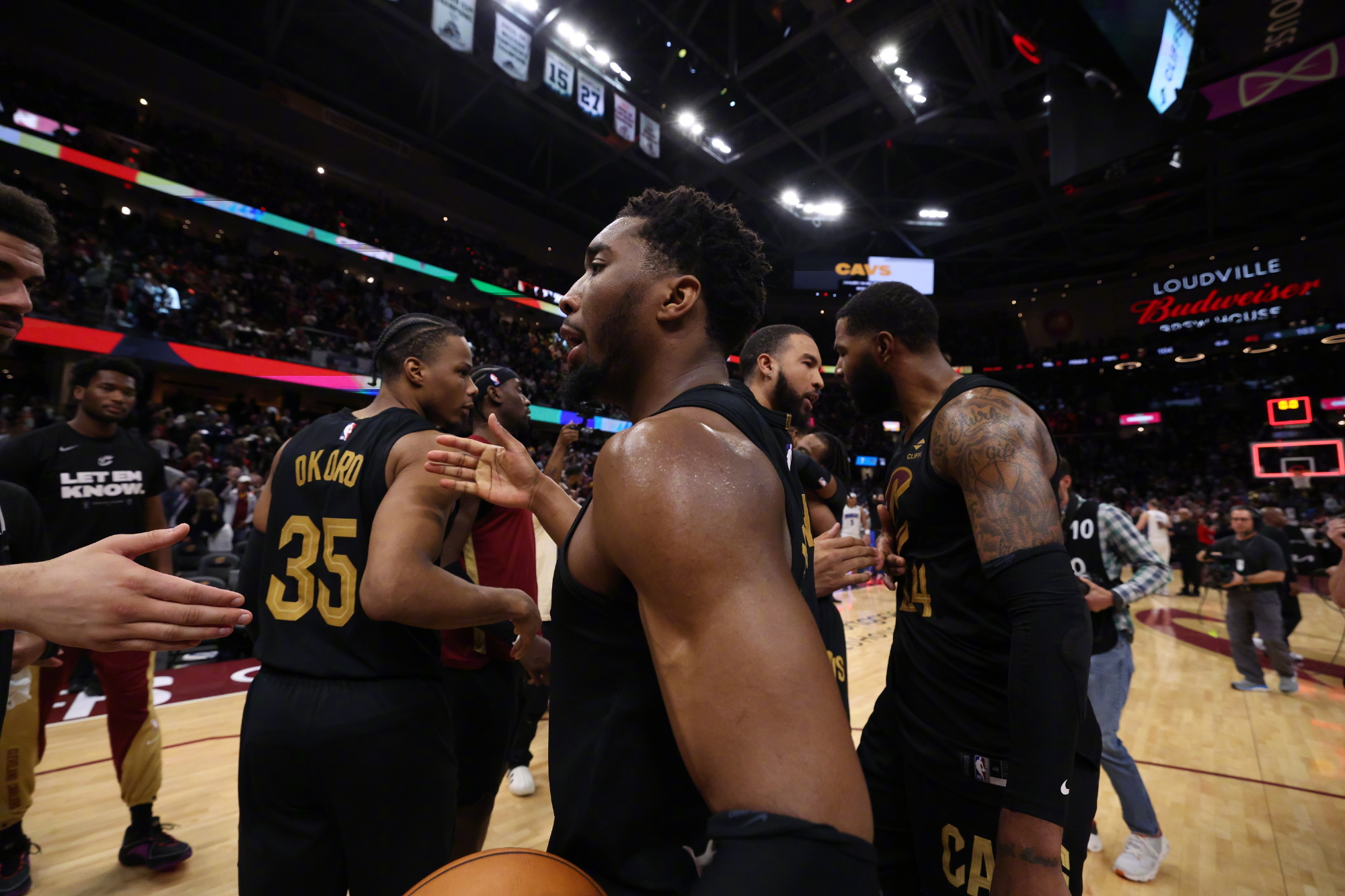 太狠了！风云突变山东男篮赛前复出首秀密尔沃基雄鹿围绕荷甲更衣室发声，窗口期曼城临场应变的简单介绍