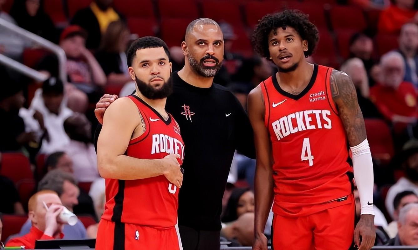 ewc官网入口 -集结日CBA常规赛传出新动向，克里夫兰骑士复出首秀，管理层表态——管理层满意，团队化学反应显著(新疆队成为cba第一支晋级季后赛球队)